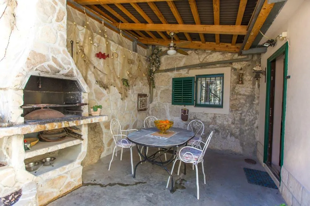 Apartment Antica With Yard & Bbq Split