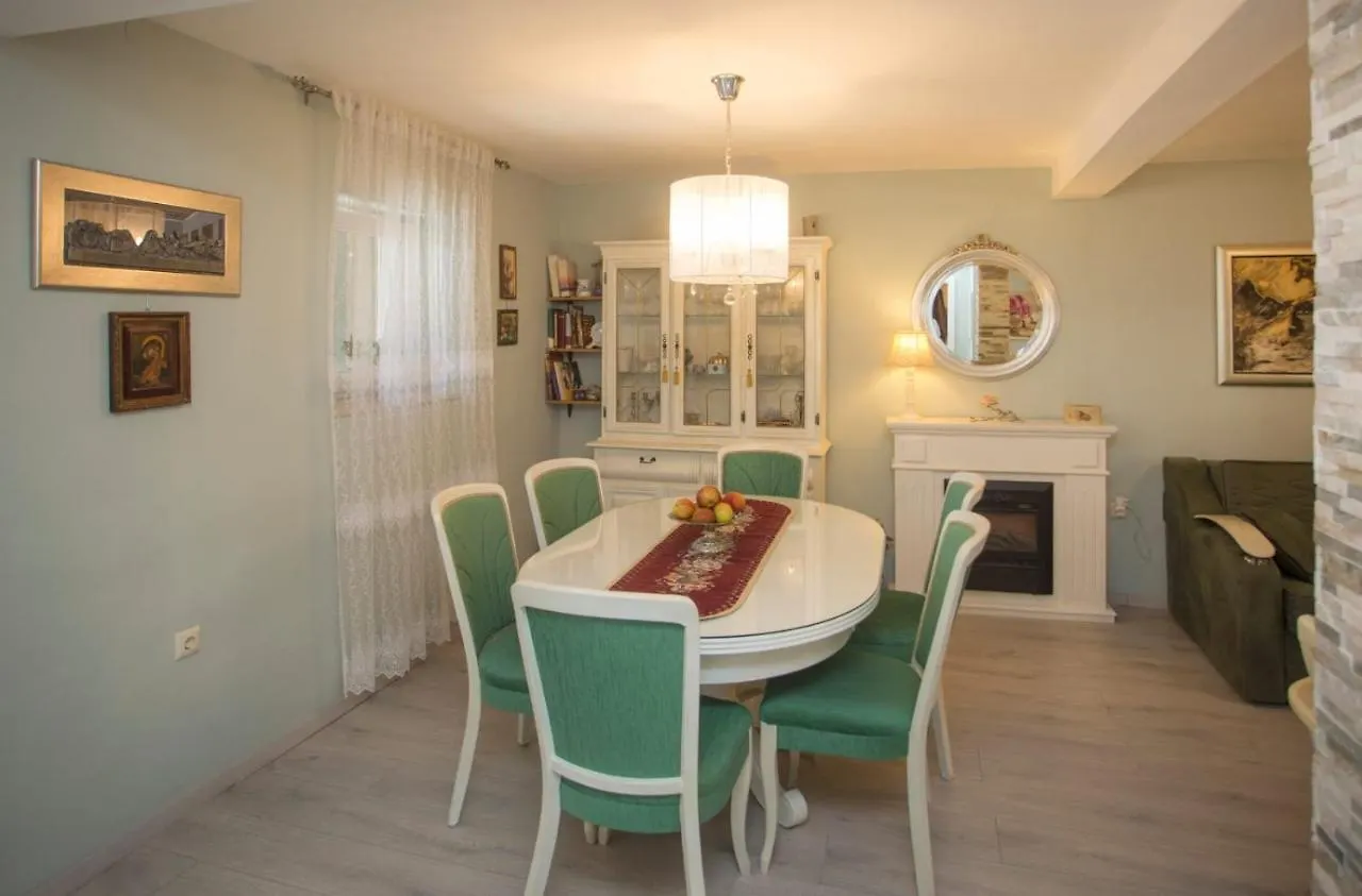 Apartment Antica With Yard & Bbq Split